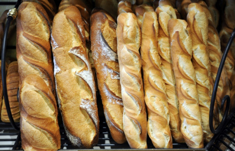 Quelque 12 millions de Français et touristes seront privés de baguette fraîche et de croissants le 1er-Mai, les boulangeries n'ayant pas le droit d'ouvrir ( AFP / FRED TANNEAU )