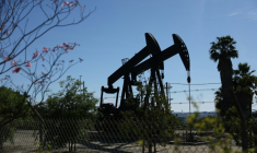 Des pompes à balancier sur le champ pétrolier d'Inglewood à Los Angeles, en Californie, le 17 mars 2026 ( AFP / Patrick T. Fallon )