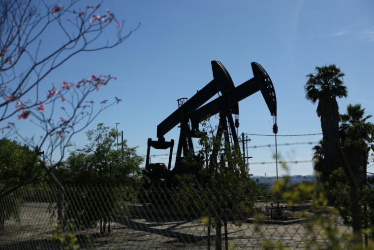 Des pompes à balancier sur le champ pétrolier d'Inglewood à Los Angeles, en Californie, le 17 mars 2026 ( AFP / Patrick T. Fallon )