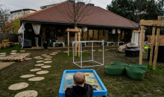 A la crèche en plein air "Souris en herbe" à Lyon, le 11 décembre 2025 ( AFP / Jeff PACHOUD )