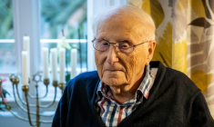 Albrecht Weinberg, rescapé de l'Holocauste, chez lui à Leer, le 30 décembre 2024 en Allemagne ( AFP / FOCKE STRANGMANN )