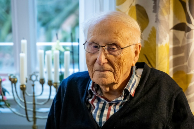Albrecht Weinberg, rescapé de l'Holocauste, chez lui à Leer, le 30 décembre 2024 en Allemagne ( AFP / FOCKE STRANGMANN )
