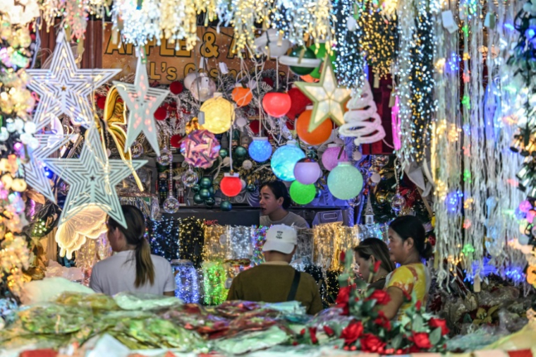 Des décorations de Noël en vente sur un marché à Manille, le 4 septembre 2026 aux Philippines ( AFP / Jam STA ROSA )