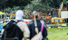 Des secouristes recherchent des personnes disparues après un glissement de terrain près du mont Maunganui, à Tauranga, en Nouvelle-Zélande, le 22 janvier 2026 ( AFP / DJ MILLS )