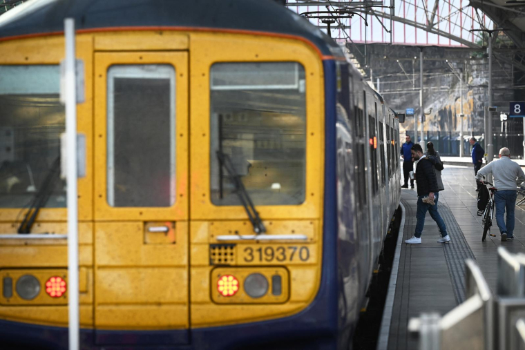 Un train en gare de Lime Street, à Liverpool (illustration) ( AFP / PAUL ELLIS )
