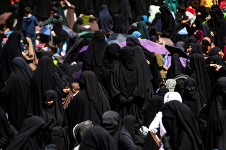 Des femmes au camp d’al-Hol, administré par les Kurdes, qui abrite des proches de combattants présumés du groupe État islamique (EI), au nord-est de la Syrie, le 18 avril 2025 ( AFP / Delil SOULEIMAN )