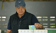 Le Premier ministre thaïlandais et chef du parti Bhumjaithai, Anutin Charnvirakul, vote lors des élections législatives dans la province de Buriram, le 8 février 2026 ( AFP / ANTHONY WALLACE )