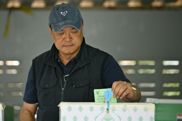 Le Premier ministre thaïlandais et chef du parti Bhumjaithai, Anutin Charnvirakul, vote lors des élections législatives dans la province de Buriram, le 8 février 2026 ( AFP / ANTHONY WALLACE )