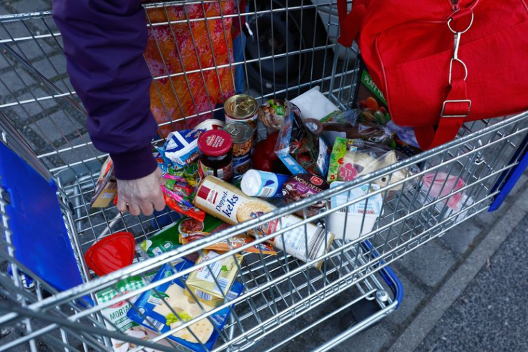 Des personnes font leurs courses dans un supermarché Aldi, à Berlin