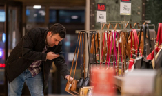 Une personne faisant du shopping pendant le Black Friday à Manhattan à New York