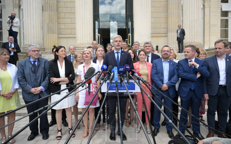 Laurent Wauquiez et les députés de son futur groupe parlementaire à Paris, le 10 juillet 2024. ( AFP / BERTRAND GUAY )