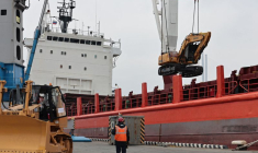 Une cargaison d'équipement en provenance de Chine dans le port commercial de Vladivostok, en Russie