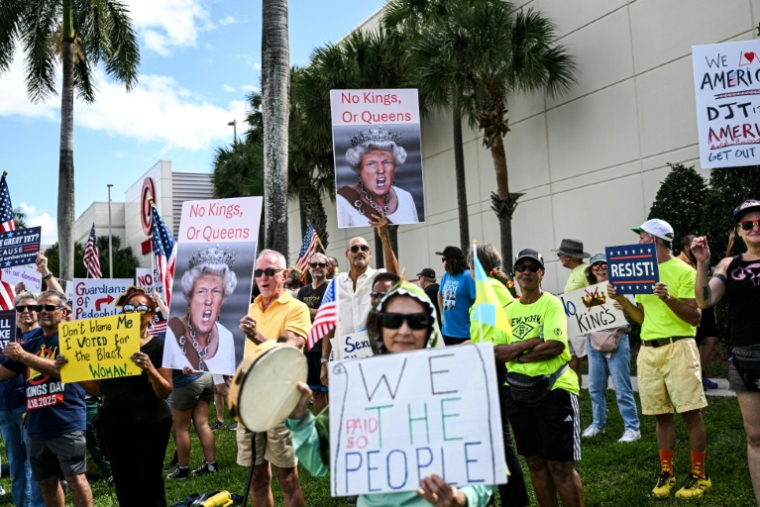 Des manifestants participant à un défilé "No kings" ("Pas de rois") contre Donald Trump, près de sa résidence Mar-a-Lago en Floride, le 18 octobre 2025 ( AFP / CHANDAN KHANNA )