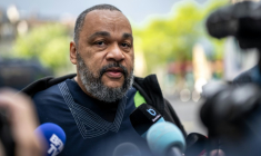 L'humoriste controversé Dieudonné MBala MBala, le 16 mai 2023 à Genève  ( AFP / Fabrice COFFRINI )