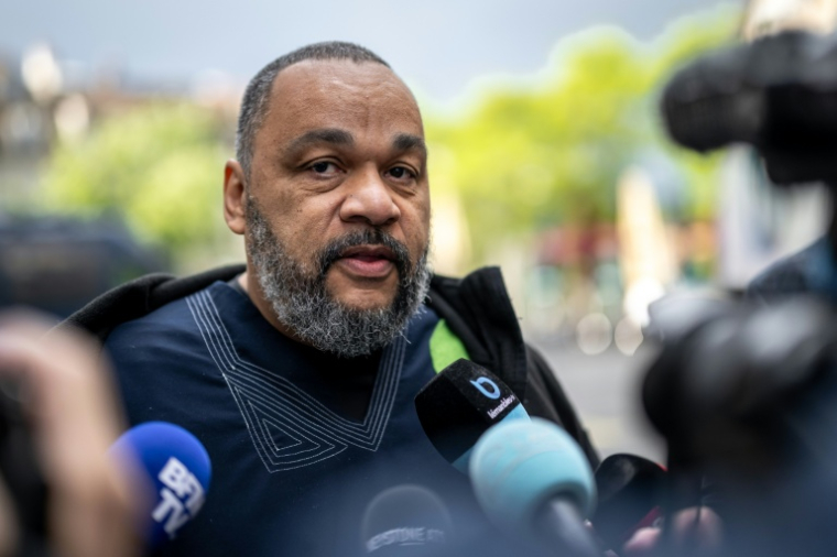 L'humoriste controversé Dieudonné MBala MBala, le 16 mai 2023 à Genève  ( AFP / Fabrice COFFRINI )