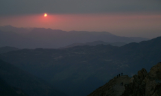 Des personnes observent la Lune passer devant le disque solaire lors d'une éclipse partielle, au sommet du Pic du Midi, le 12 août 2026 ( AFP / Ed JONES )