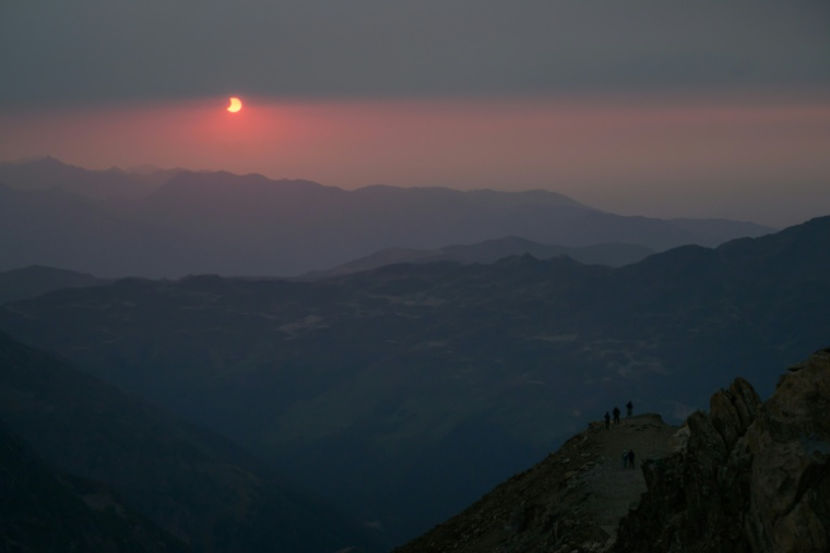 Des personnes observent la Lune passer devant le disque solaire lors d'une éclipse partielle, au sommet du Pic du Midi, le 12 août 2026 ( AFP / Ed JONES )