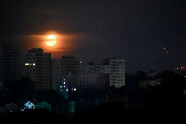 Les défenses aériennes ukrainiennes déployées contre des drones russes lors d'une frappe nocturne à Kiev, le 9 juillet 2025 ( AFP / Sergei SUPINSKY )