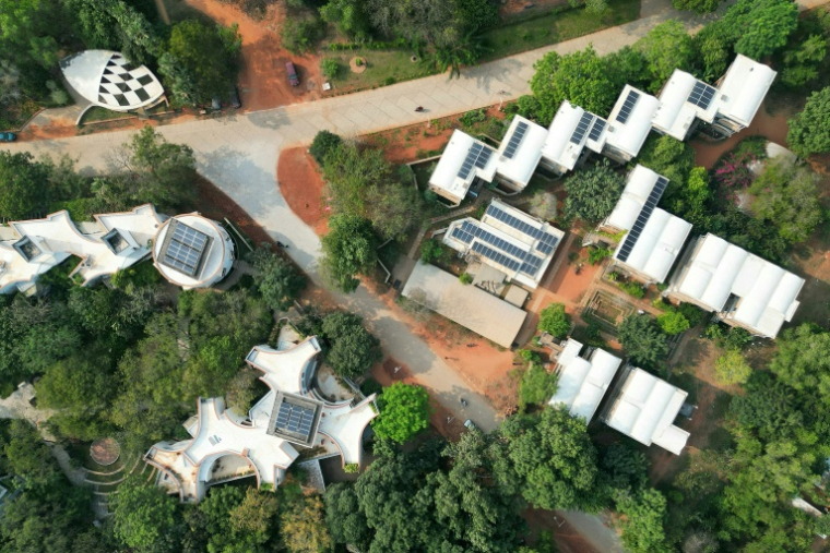 Hameau d'Auroville vu du ciel le 28 février 2026 ( AFP / Idrees MOHAMMED )