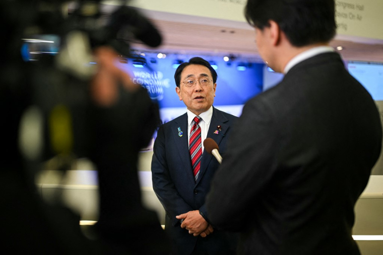 Ryosei Akazawa à Davos, en Suisse, le 20 janvier 2026. ( AFP / FABRICE COFFRINI )