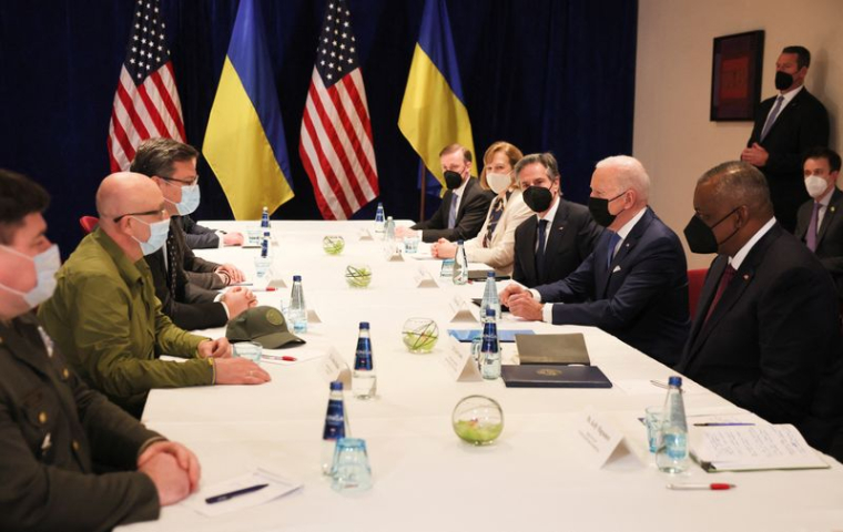 JOE BIDEN RENCONTRE EN POLOGNE DES RESPONSABLES POLITIQUES UKRAINIENS