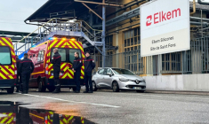 Des pompiers en intervention à l'usine chimique Elkem Silicones à Saint-Fons, près de Lyon, le 22 décembre 2025 ( AFP / Manon BILLING )