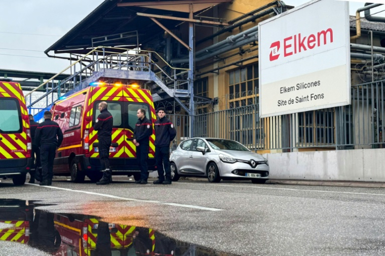 Des pompiers en intervention à l'usine chimique Elkem Silicones à Saint-Fons, près de Lyon, le 22 décembre 2025 ( AFP / Manon BILLING )