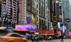 Les façades des théâtres de Broadway, à New York, le 12 mars 2020 ( AFP / Angela Weiss )