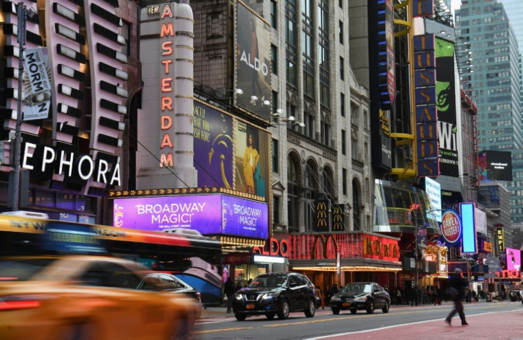 Les façades des théâtres de Broadway, à New York, le 12 mars 2020 ( AFP / Angela Weiss )