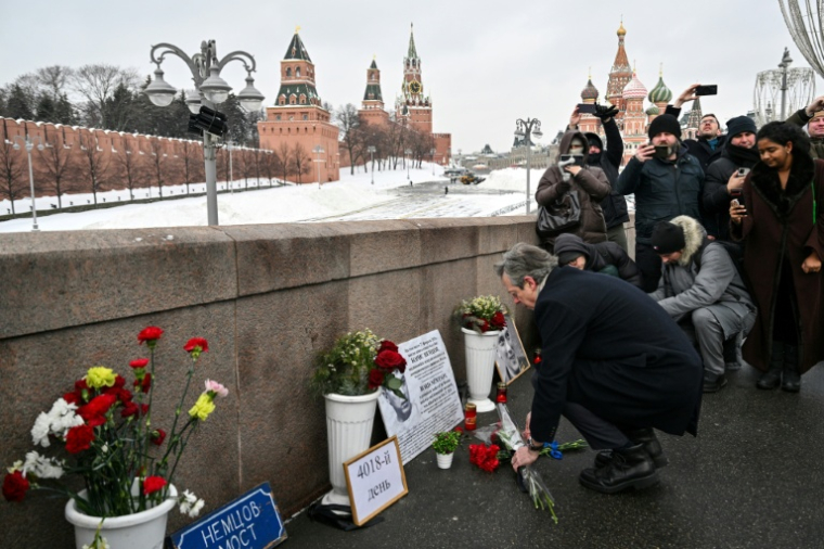 L'ambassadeur britannique en Russie, Nigel Casey, dépose des fleurs sur le mémorial à l'opposant assassiné Boris Nemtsov, le 27 février 2026 ( AFP / HECTOR RETAMAL )