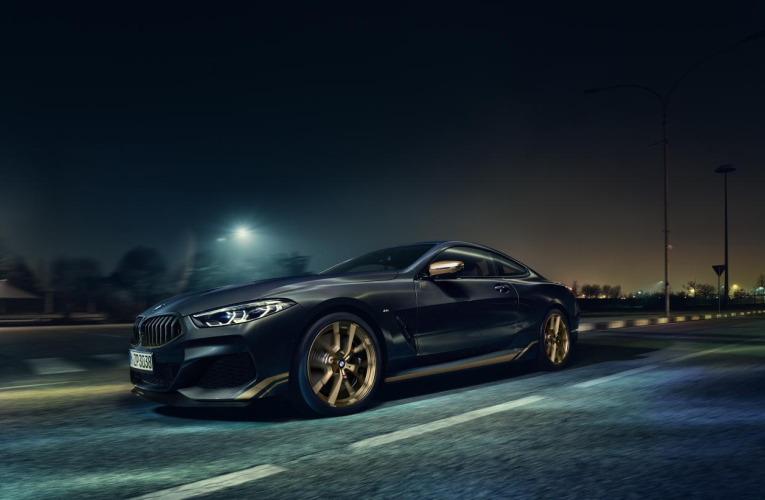 La Golden Thunder se distingue par sa carrosserie Sapphire Black ou Frozen Black. Contrastant avec le noir, les touches de peintures or mettent en valeur les lignes sportives du véhicule. On trouve de la dorure sur le bouclier avant, les bas de caisse, la jupe arrière et sur les coques des rétroviseurs. (crédit : BMW)