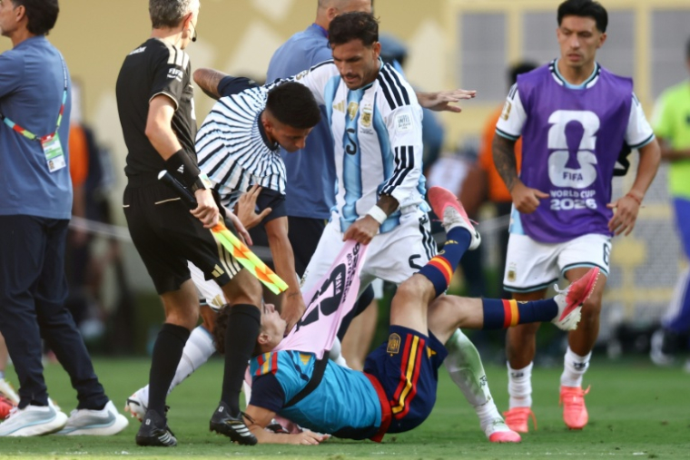 Le joueur argentin Leandro Paredes (en haut) tire la chasuble de l'Espagnol Gavi lors de la finale de la Coupe du monde de football opposant l'Espagne à l'Argentine, au MetLife Stadium d'East Rutherford, le 19 juillet 2026 ( AFP / CHARLY TRIBALLEAU )