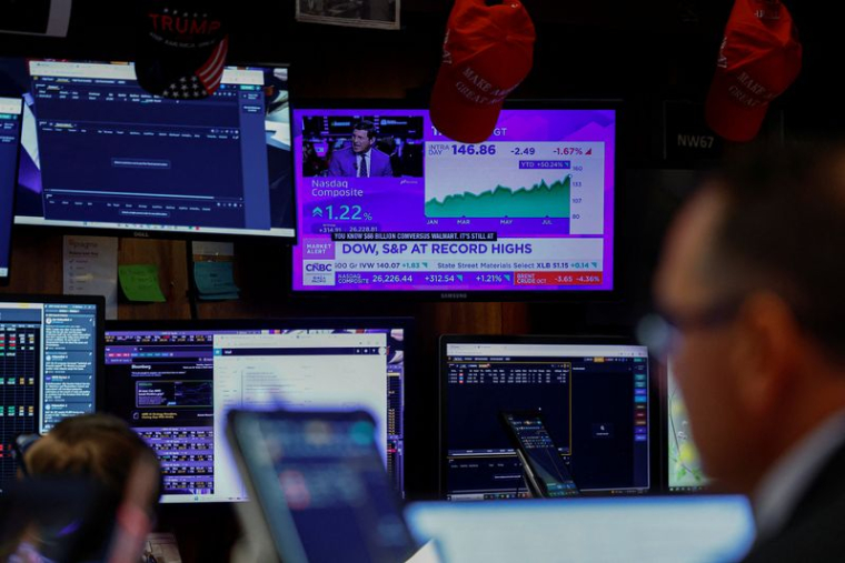 Des traders travaillent à la Bourse de New York (NYSE) à New York.