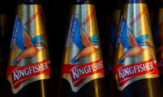 Des bouteilles de bière Kingfisher sont conservées dans une glacière dans un bar de Gurugram.