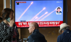 Des images du test de missiles nord-coréen diffusées à la télévision sud-coréenne dans une gare de Séoul, en Corée du Sud, le 8 mai 2025 ( AFP / Jung Yeon-je )