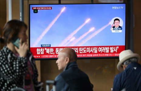 Des images du test de missiles nord-coréen diffusées à la télévision sud-coréenne dans une gare de Séoul, en Corée du Sud, le 8 mai 2025 ( AFP / Jung Yeon-je )