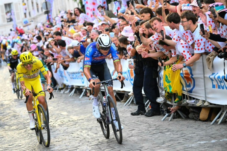 Tadej Pogacar et Mathieu van der Poel dans la montée de la Butte Montmartre lors de la 21e et dernière étape du Tour de France à Paris le 26 juillet 2026  ( POOL / Etienne GARNIER )