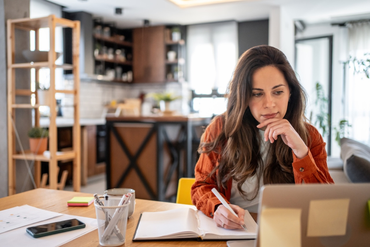 Quel est le plus intéressant ? Etre salarié ou travailleur indépendant ( Crédits photo: © Migma_Agency - stock.adobe.com )