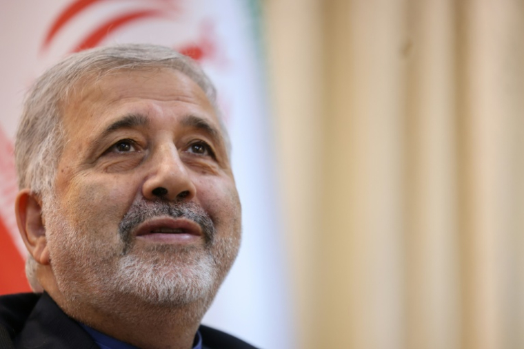 L'ambassadeur d'Iran en Arabie saoudite, Alireza Enayati, lors d'un entretien avec l'AFP à l'ambassade d'Iran à Ryad, le 5 mars 2026 ( AFP / Fayez Nureldine )