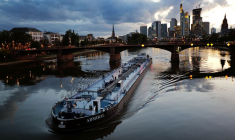 Photo d'archive d'un cargo sur le Main à Francfort-sur-le-Main