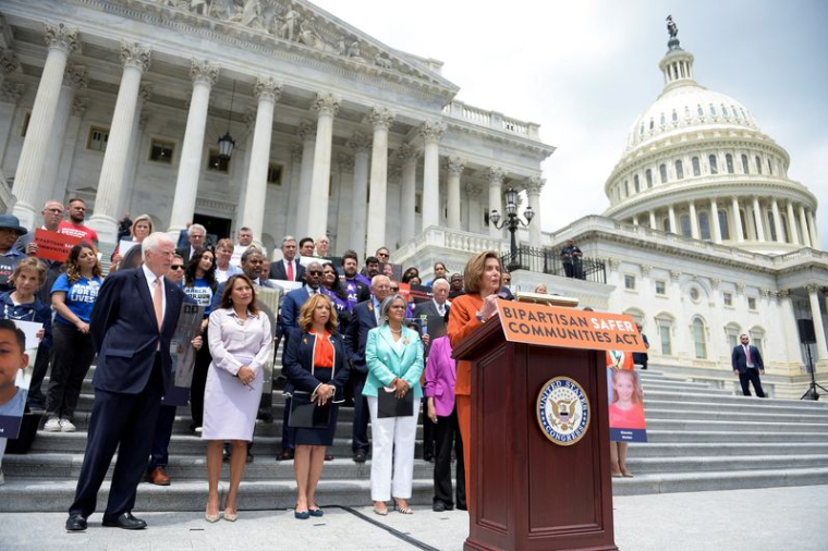 ÉTATS-UNIS: LE CONGRÈS ADOPTE LA LOI SUR UN CONTRÔLE ACCRU DES ARMES À FEU