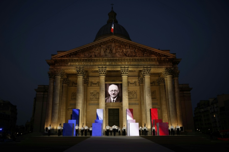 Un portrait de l'historien et résistant Marc Bloch orne la façade du Panthéon avant la cérémonie de son entrée au monument aux côtés de son épouse Simonne Bloch, le 23 juin 2026 à Paris ( POOL / Yoan VALAT )