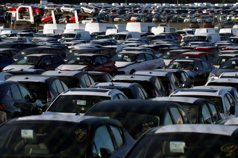 Des stocks de voitures neuves sont garés dans un parking à Hordain, dans le nord de la France