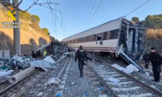 Image extraite d'une vidéo diffusée le 19 janvier 2026 par la Guardia Civil espagnole, montrant des secouristes sur le lieu du déraillement d'un train à grande vitesse Iryo, percuté par un autre train, à Adamuz, dans le sud de l'Espagne ( Guardia Civil / Handout )