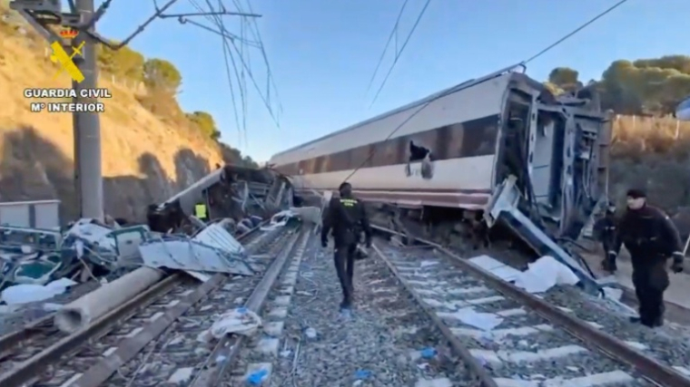 Image extraite d'une vidéo diffusée le 19 janvier 2026 par la Guardia Civil espagnole, montrant des secouristes sur le lieu du déraillement d'un train à grande vitesse Iryo, percuté par un autre train, à Adamuz, dans le sud de l'Espagne ( Guardia Civil / Handout )
