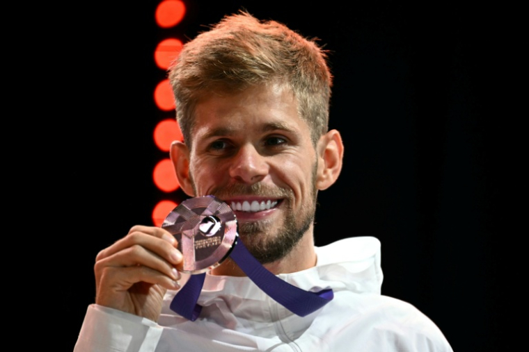Jimmy Gressier avec sa médaille de bronze du 5.000 m aux Mondiaux de Tokyo, le 21 septembre 2025 ( AFP / Philip FONG )