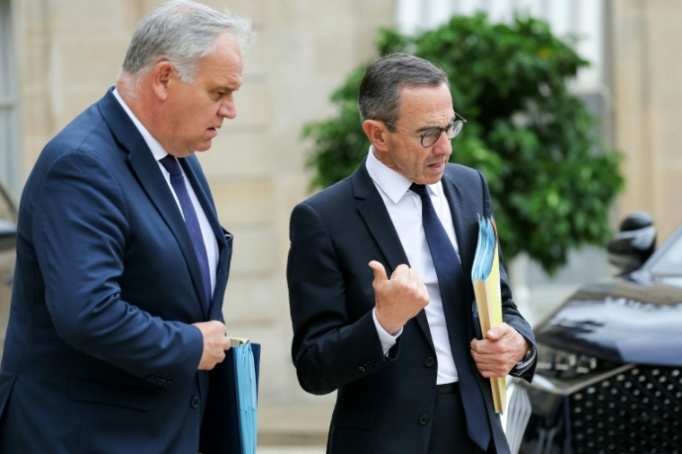 François-Noël Buffet, alors ministre attaché au ministre de l'Intérieur de l'époque Bruno Retailleau (d), à la sortie de l'Elysée, le 30 juillet 2025 à Paris ( AFP / Thomas SAMSON )