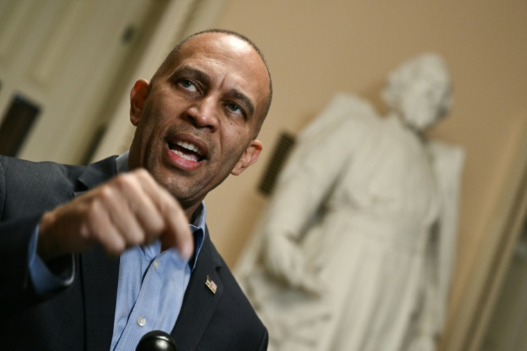 Le chef de la minorité démocrate à la Chambre américaine des représentants, Hakeem Jeffries, parle à la presse dans les couloirs du Capitole de Washington, le 24 septembre 2025 ( AFP / Brendan SMIALOWSKI )