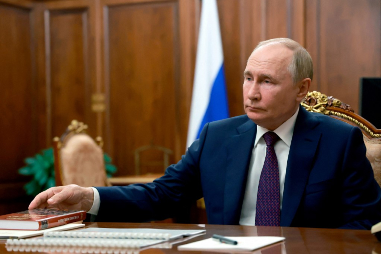 Vladimir Poutine lors d'une rencontre avec le chef de la région de Donetsk installé à Moscou, le 29 juillet 2024. ( POOL / GAVRIIL GRIGOROV )