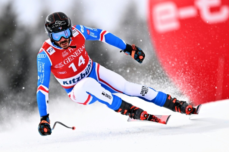 Cyprien Sarrazin lors de la descente de Kitzbühel le 19 janvier 2024. Grièvement blessé à l'entraînement onze mois plus tard, le skieur français ne sait toujours pas s'il reprendre un jour la compétition et a été très marqué par le récent accident mortel de l'Italien Matteo Franzoso ( AFP / Joe Klamar  )